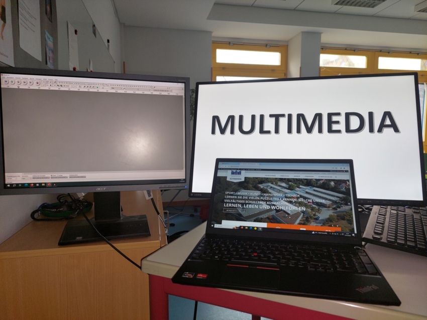 Multimedia-Foto mit Workstation, Laptop und zwei Monitoren