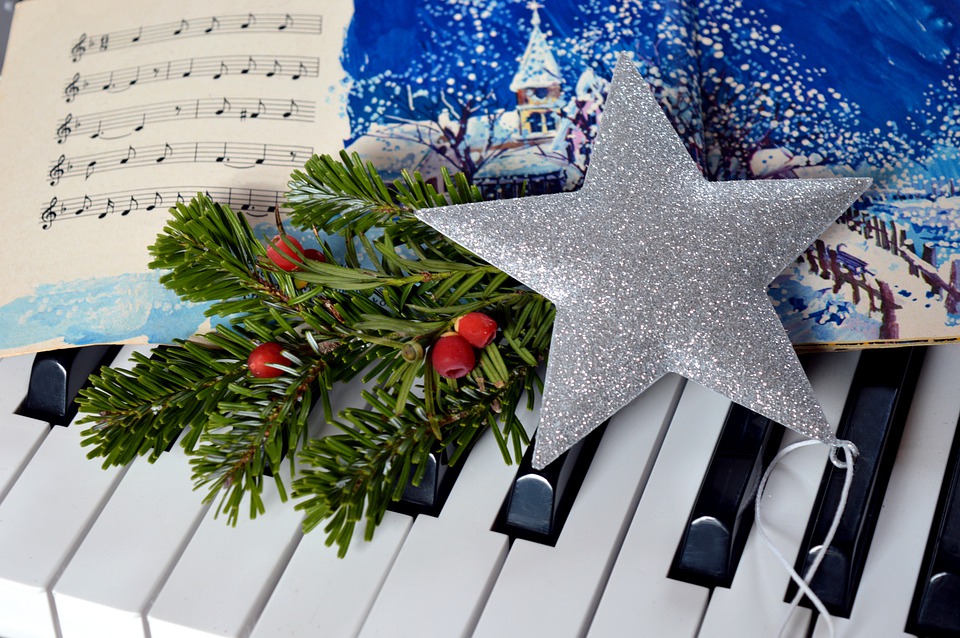weihnachtlich geschmücktes Klavier
